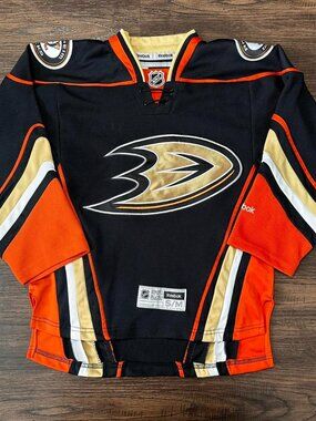 REEBOK ANAHEIM DUCKS JERSEY BLACK - YOUTH S (FITS AS WOMEN'S BABY TEE)